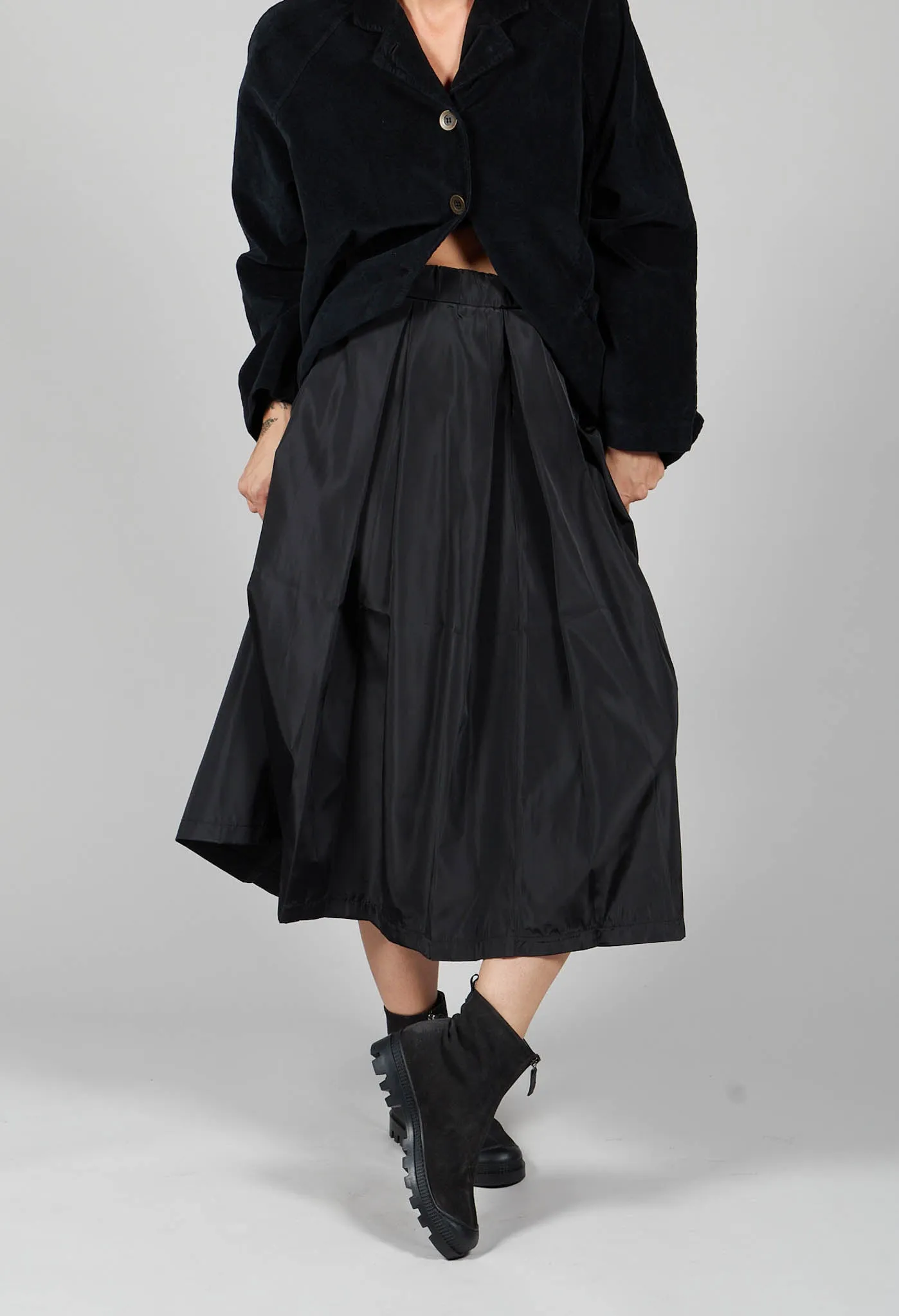 Elastic Waist Pleated Midi Skirt in Black