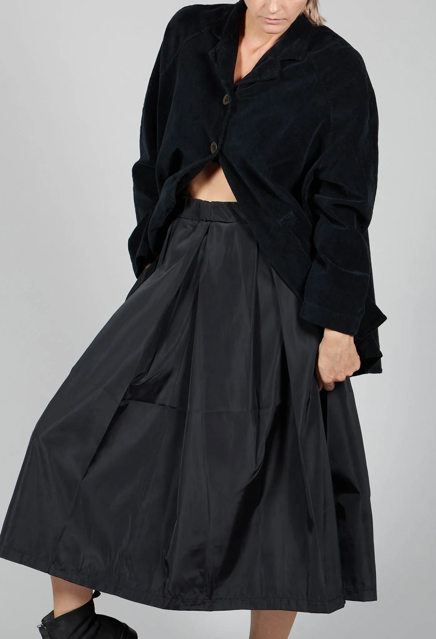 Elastic Waist Pleated Midi Skirt in Black