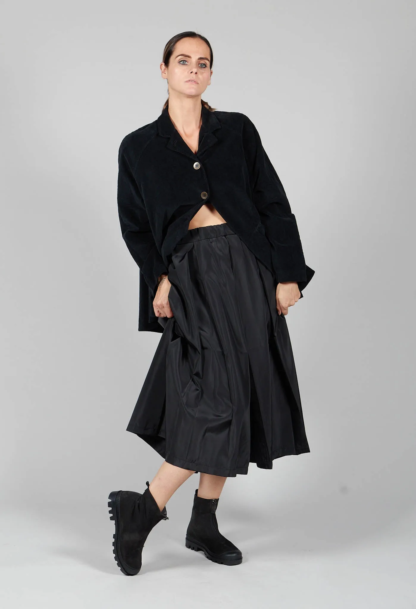 Elastic Waist Pleated Midi Skirt in Black